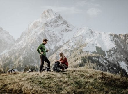 Zwei Menschen in den Bergen auf einem Feld